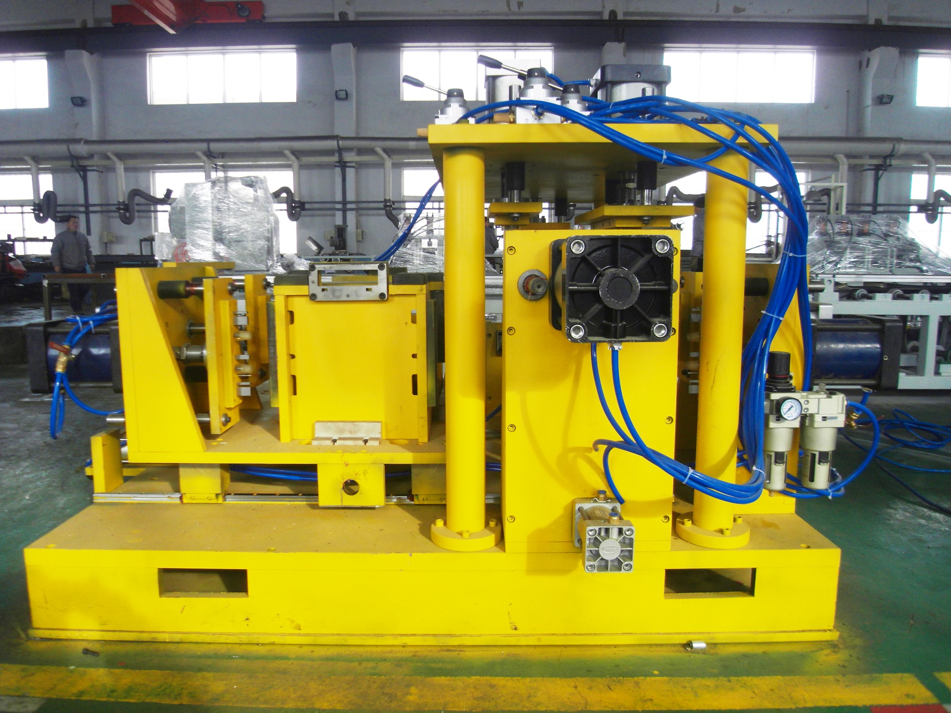 Embedded 55 (frozen) inner liner automatic punching die